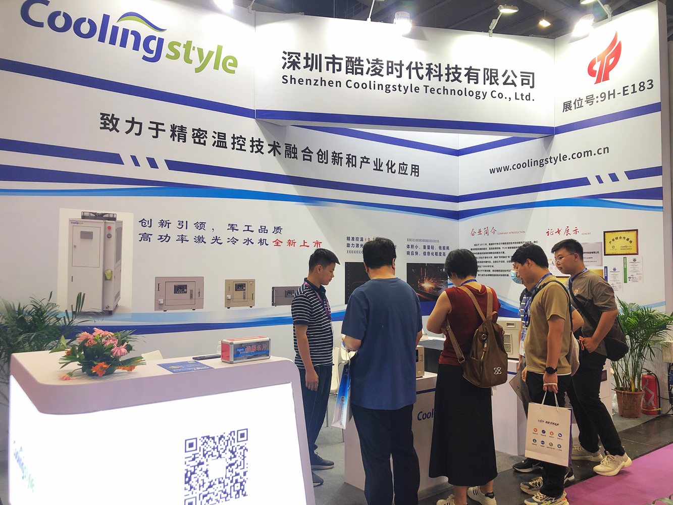 酷凌時代展會現場工作人員解說