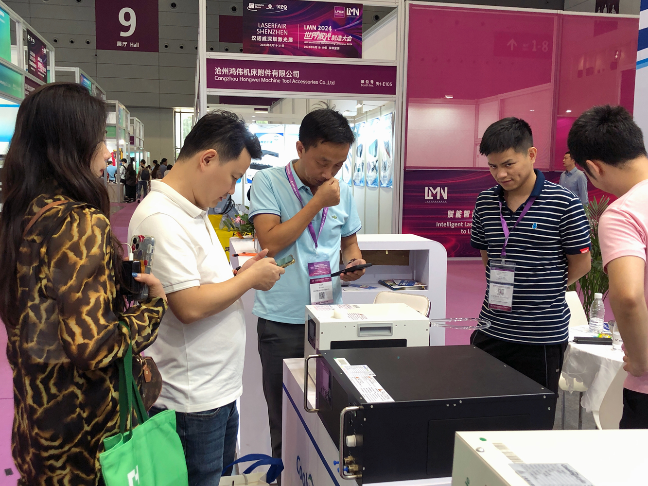 酷凌時代展會現場客戶溝通圖